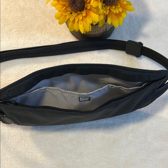 Pacsafe Midnight Black Belt Bag - Picture 6 of 6